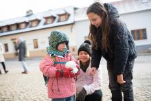 Viki s kámoškami a prvním letošním sněhulákem