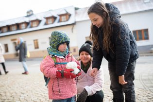 Viki s kámoškami a prvním letošním sněhulákem