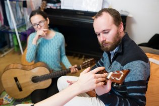 Přemýšlíme, jak má Dali poskládat na hmatník všechny prsty, ideálně ještě na ta správná místa