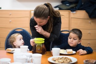 ... a po ní na snídani do vyhřáté klubovny