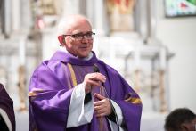 Mezitím v kostele František Hylmar obnovuje celou farnost