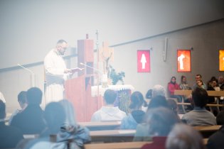 Pohled z "akvária" v kostele na Lesné