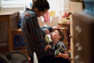 Vyčistit zuby v zavřené puse, to je opravdové umění