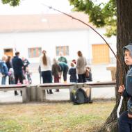 Na pozadí probíhá katecheze, ale Ráďa? Rybaří.