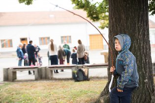 Na pozadí probíhá katecheze, ale Ráďa? Rybaří.