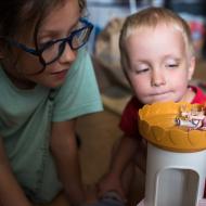 Slečny Playmobilky zdatně slaví a naše děti tomu přihlížejí