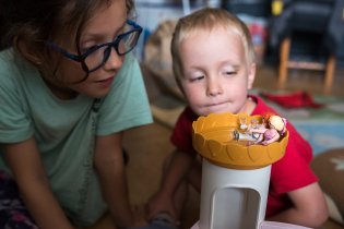 Slečny Playmobilky zdatně slaví a naše děti tomu přihlížejí