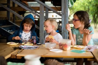 Co následuje po přespání ve školce? No přece snídaně ve školce