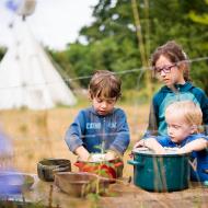 A po ní vaření oběda v blátivé kuchyňce