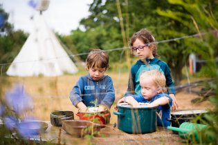 A po ní vaření oběda v blátivé kuchyňce