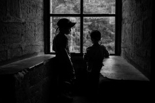 Ukrýváme se před přeháňkou ve věži Helfenburku