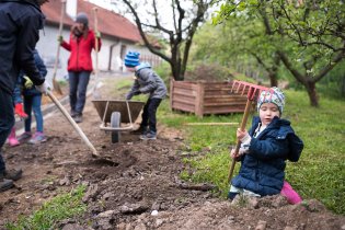 Jednu deštivou sobotu jsme vyrazili na faru přiložit ruku k dílu