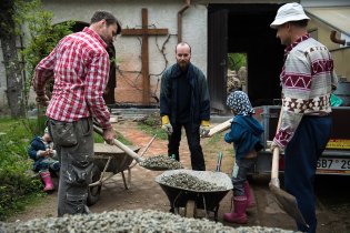 A zkoušel zapadnout mezi chlapy