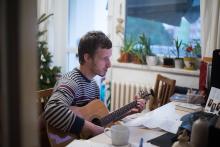 Každá chvilka s kytarou se počítá (všimněte si motivační fotografie při pravém okraji :)