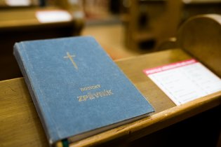 Na mše se střídáme, a že skoro nikde v Brně neměli v sobotu večerní, zavítal Tom poprvé do kaple v Zastávce