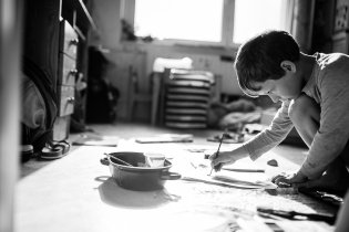 Celá podlaha zabraná - Ráďa maluje!