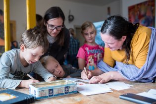 A tady ryjeme a malujeme pod Martininým vedením