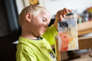 Táta ryl, Viki koloroval