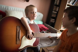 Viki, nemáš dojem, že Ti na té kytaře něco chybí?
