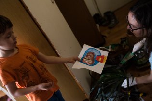 Přesazujete si takhle květiny, a najednou vám přinesou mekáč až pod nos