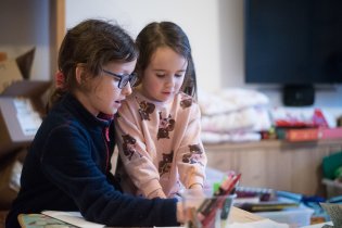 Verunka se zase rozhodla naučit Mirinku, jak složit vlaštovku z papíru