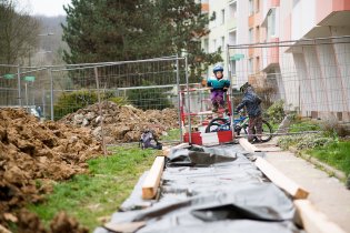 Výkop před domem, zajímavá podívaná i prolízačka v jednom