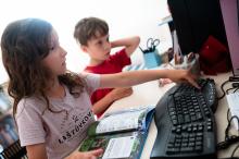 V pošetilé snaze udržet děti u knih jsem jim z knihovny donesla Minecraftí příručku