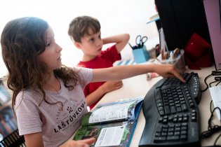 V pošetilé snaze udržet děti u knih jsem jim z knihovny donesla Minecraftí příručku