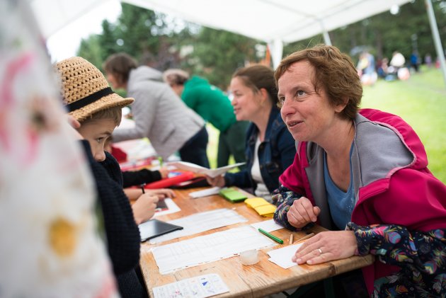Farní stanoviště na dětském dni bylo záludné zejména v tom, že kromě dětí zapojilo i jejich rodiče