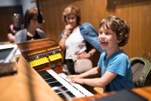 Po krátkém zaškolení od našeho varhaníka Kuby již Ráďa roztáčí hvězdná kola