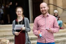 Se zbraní v ruce to Dalimu opravdu sluší