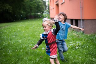 Foťáček ve tvaru medvěda, který místo focení chrlí bubliny, v podstatě něco jako hodinky s vodotryskem