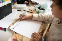 Psaní brkem je cool, až na ten inkoust po celém bytě