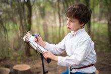 Ráďa je ještě v rekonvalescenci, a tak si na školkové brigádě vyhlédl poklidnou činnost vrchního písaře