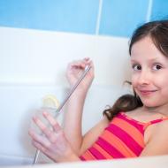 Verunku první jarní nával vedra tak překvapil, že se musela naložit do studené vany