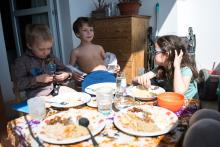 První letošní oběd na balkoně, někteří už by nejradši byli nahoře bez