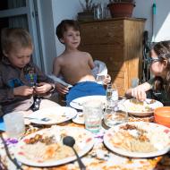 První letošní oběd na balkoně, někteří už by nejradši byli nahoře bez