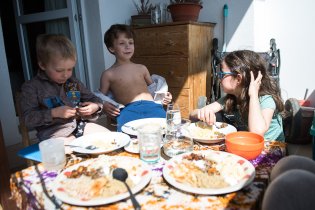 První letošní oběd na balkoně, někteří už by nejradši byli nahoře bez