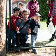 A komu se nechce platit vstupné, sleduje vystoupení zpoza plotu za kadibudkou