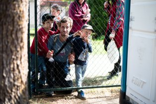 A komu se nechce platit vstupné, sleduje vystoupení zpoza plotu za kadibudkou