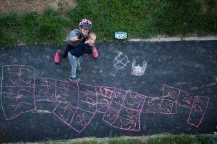 Před domem s velkou ségrou