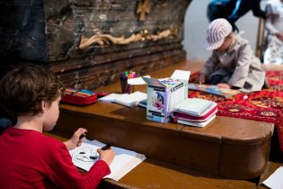 Ráďův malířský koutek v boční kapli je čím dál tím vymakanější