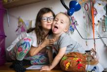 Sourozenecké pózování