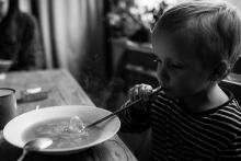 Viki, ano, dechová rehabilitace se hodí, ale horká polévka nejspíš nebude nejvhodnějším objektem k rozstřikování po okolí