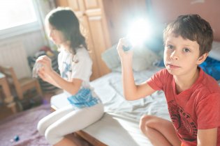 Ranní sluníčko + pokličky od jídlonosičů = spousta prasátek