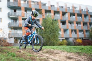 Ráďa předvádí své sjezdařské dovednosti