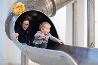 Který exponát je v galerii moderního umění ten úplně nejlepší? No přece tobogán!