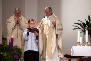 Verča dostala na konci adventní duchovní obnovy poklonu za to, s jakou noblesou se své ministrantské úlohy zhostila :-)