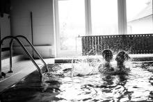 A bazén jakbysmet, zejména skákání (a ty, rodiči, chytej!)