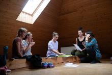 Museli jsme se před divokými dětmi na motorkách uchýlit do druhé, méně atraktivní, herničky